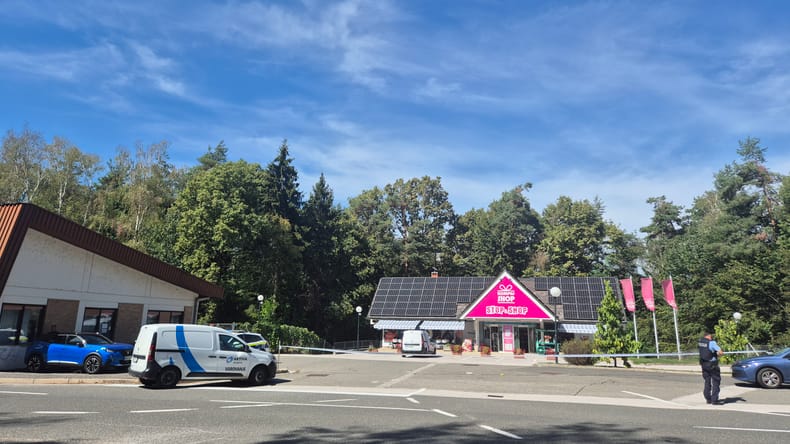 FOTO: Rop na Goričkem, oboroženi storilec na begu, policisti na več lokacijah ustavljajo vozila