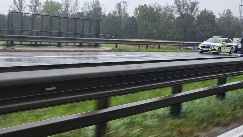21-letnik policistu odvzel pištolo in ga ustrelil, nato je ukradel še službeno vozilo