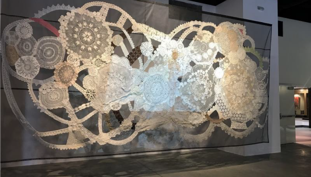 Eva Petrič, Astrocitni vrt, 2021/23, asemblaž s čipkami, 3 x 5 m