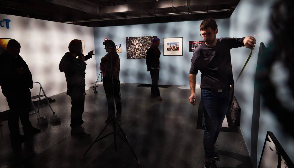 Postavljanje razstave Valovanje: Vizualni dnevnik vode, foto: Metod Blejec