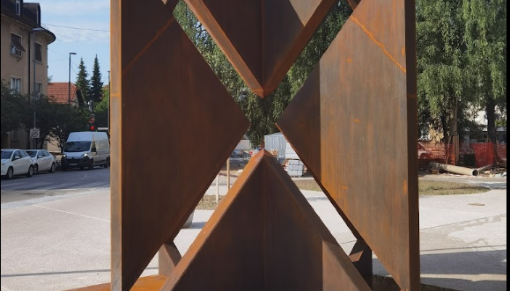 Spomenik Braniteljlem Ljubljane 1990/91 na trgu MDB