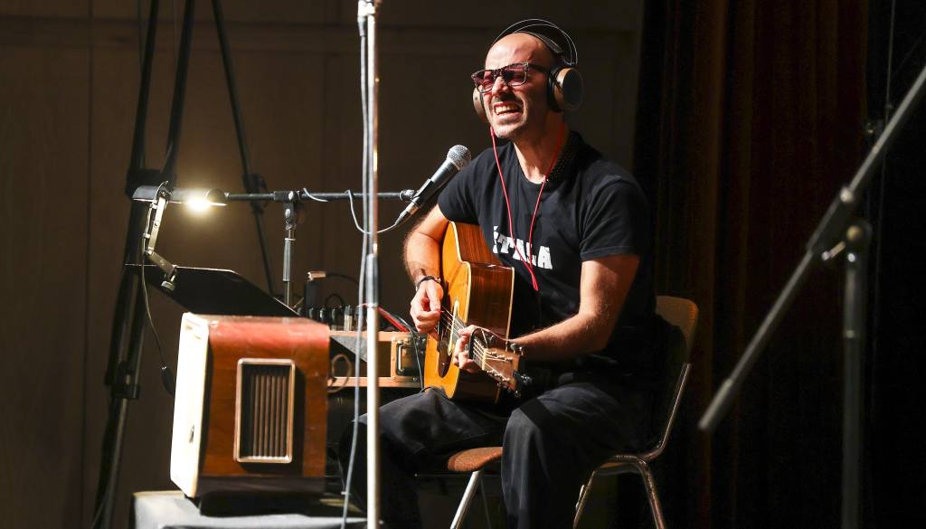 Kam ta konec tedna? V Pomurje prihaja priljubljeni primorski kantavtor