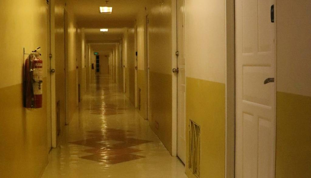 Mariborska upokojenka po goljufiji ostala brez doma, neupravičeno obtoženi zdaj od države zahteva 28 tisočakov