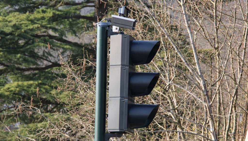 Ljubljančan jezen na Jankovića zaradi vožnje skozi oranžno in rdečo luč: »Kdo je tu nor?!«