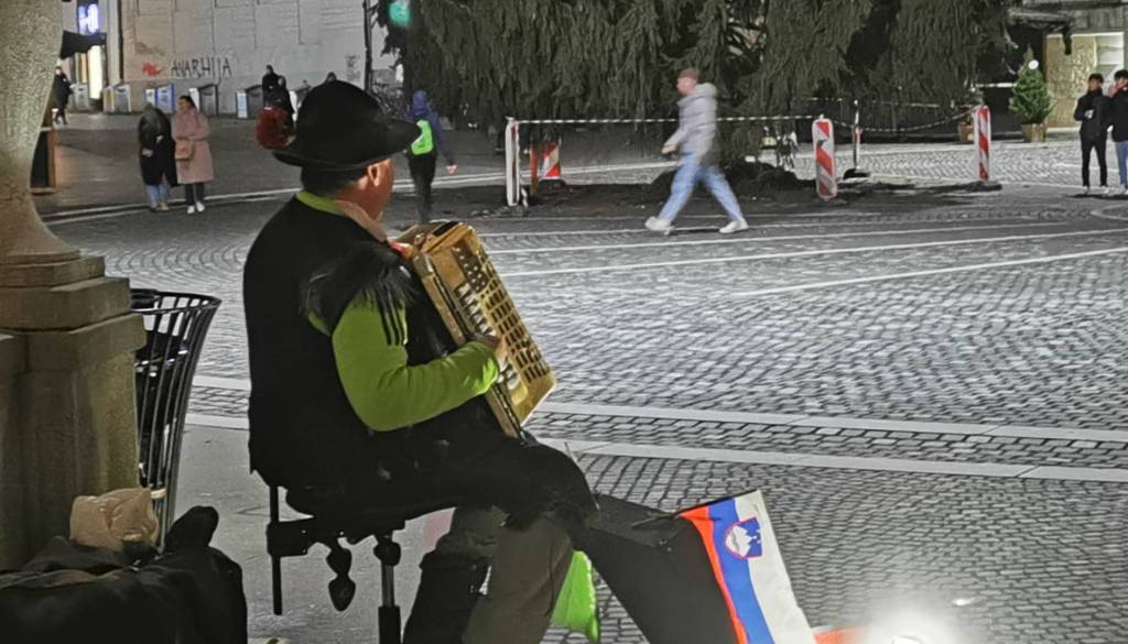 Šokantna izpoved s TikToka: Harmonikaš s Prešernovega trga naj bi izgubil živce in metal denar za dekleti!