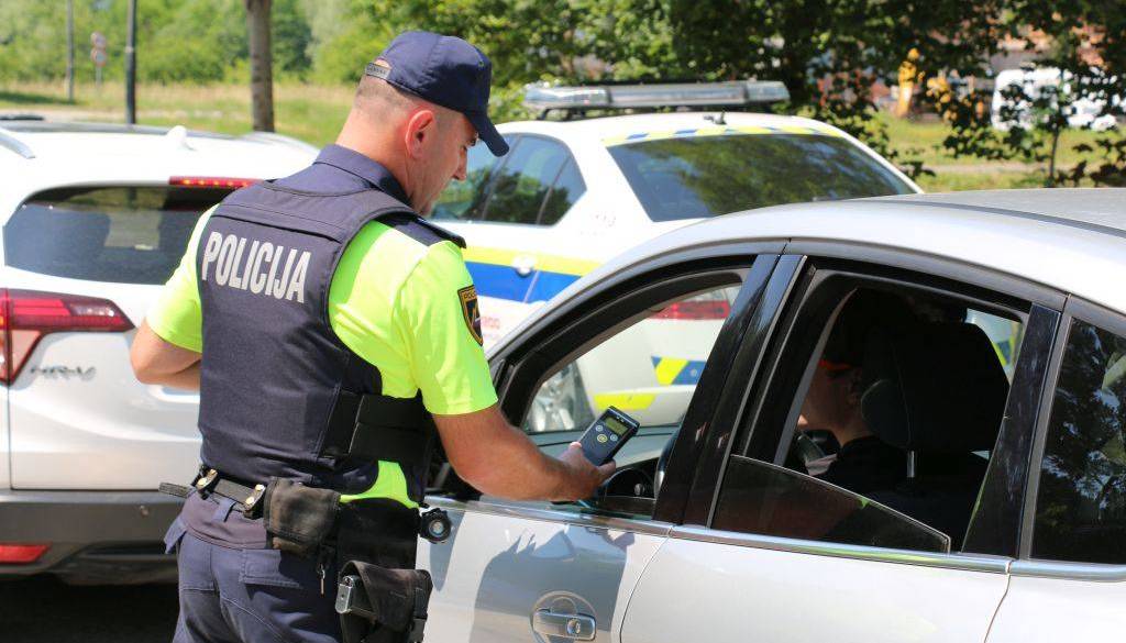 Na Dolenjski cesti poškodovana peška, vozniku brez dovoljenja zasegli vozilo