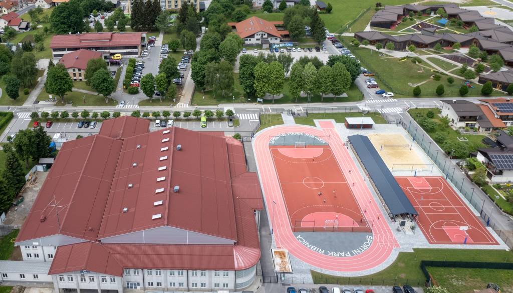 Podpis pogodbe za novo sončno elektrarno v Ribnici, izpuste bo zmanjšala za 37 ton CO₂