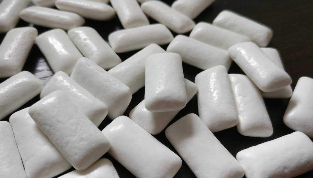 Ste vedeli, da žvečilni gumi ni biorazgradljiv? Snaga Maribor pojasnjuje, kam ga pravilno odvreči