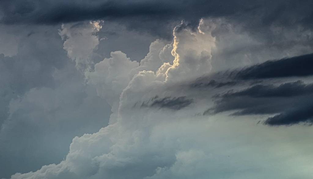 Prihajajo nevihte in močni sunki vetra: Arso izdal oranžno vremensko opozorilo