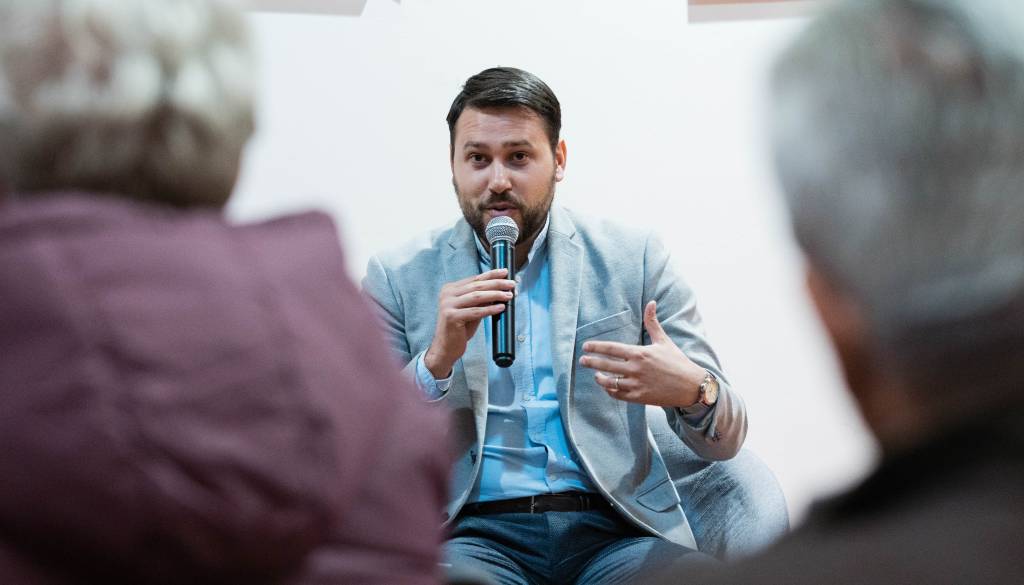 FOTO: Nejc Krevs v soboški knjižnici predstavil knjigo Rojstvo lepega