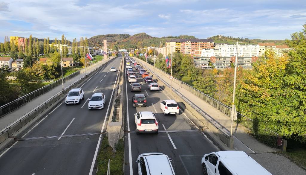 FOTO in VIDEO: Poglejte, do kod se je vila kolona na Koroškem mostu