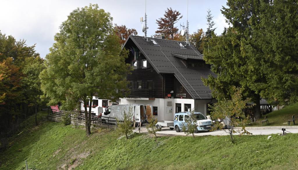 Na Bohorju poteka prenova planinske koče, ponovno odprtje sredi novembra