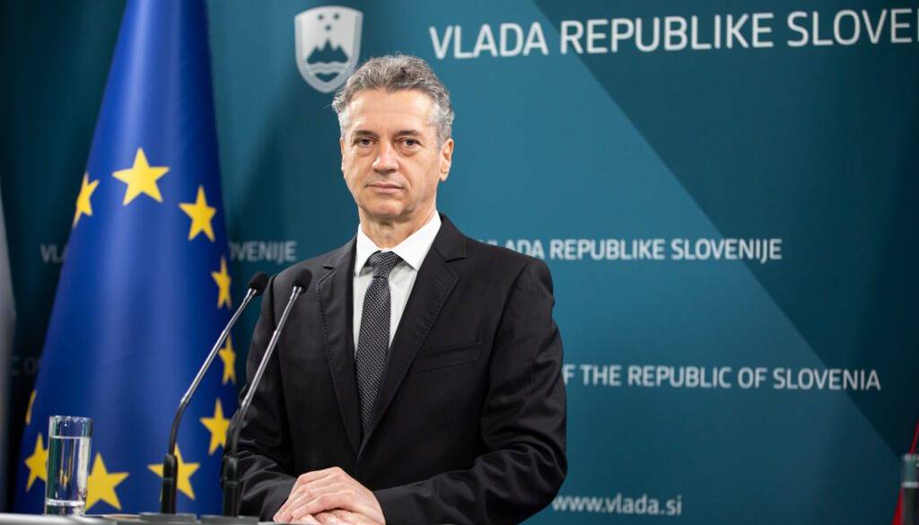 Golob zbolel, v Bruslju ga bo nadomeščal francoski predsednik Emmanuel Macron