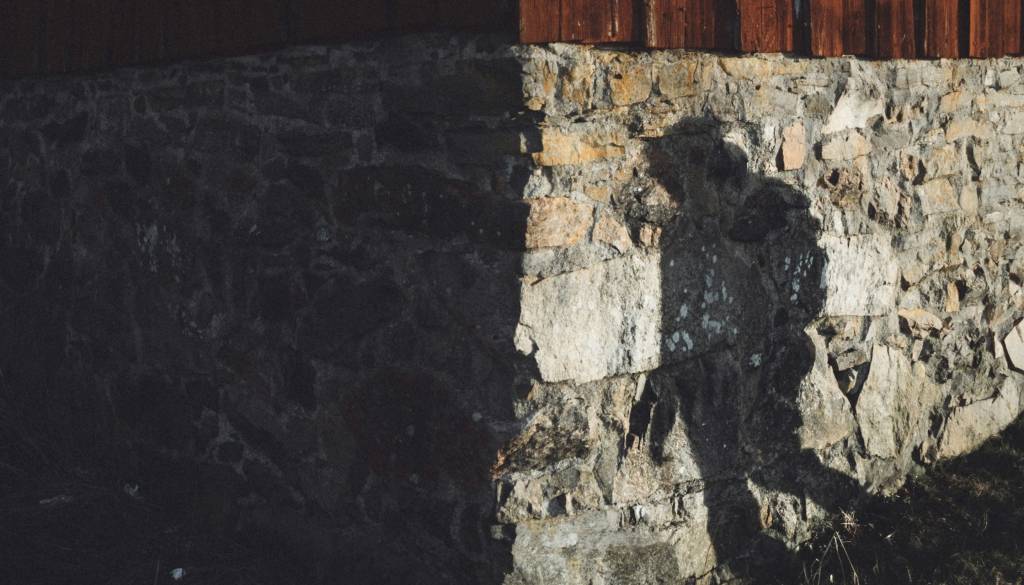 Pred mariborsko osnovno šolo moški opazoval otroke in se razkazoval