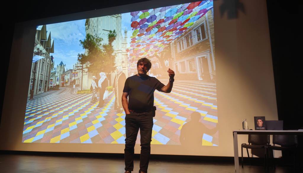 Arne Hodalič s fotografijami Uzbekistana navdušil občinstvo v Gledališču Park