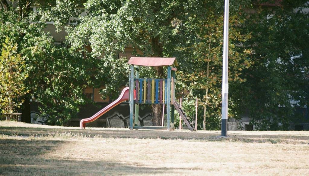 Incident pred mariborsko osnovno šolo: oški se je samozadovoljeval, policija obravnava sum kaznivega dejanja