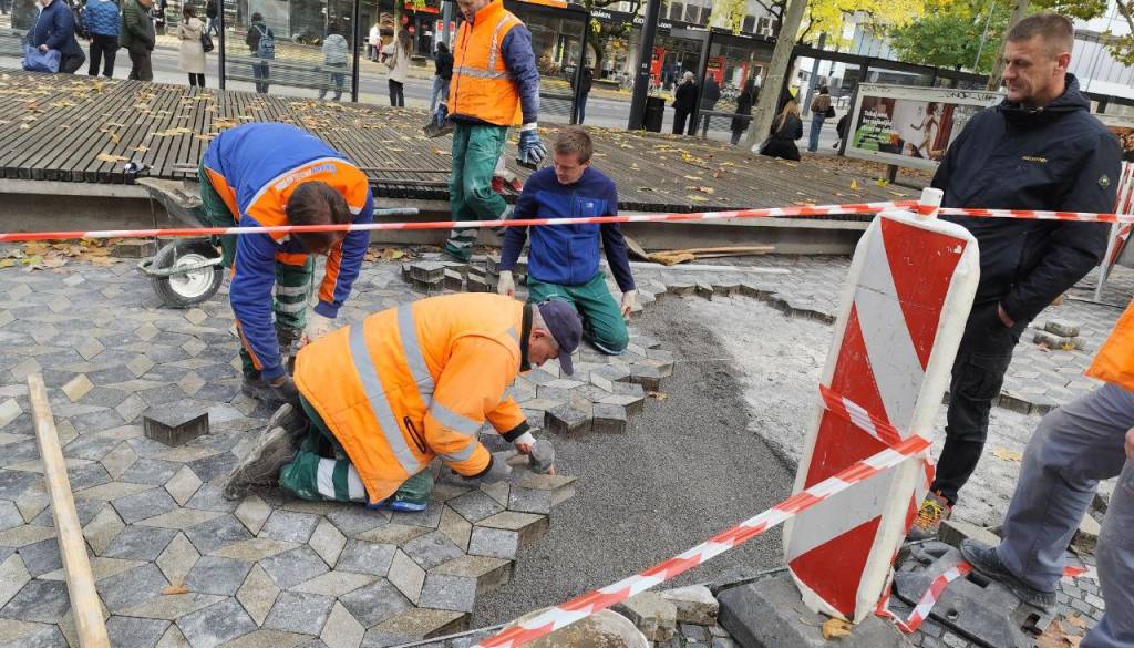 FOTO: Na Bavarskem dvoru obnova tlakovcev zaradi posedanja ploščadi
