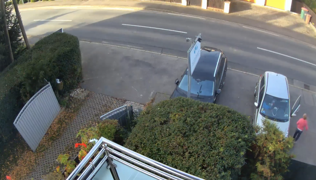 VIDEO: Šokanten posnetek iz Pomurja, muco odložila pri ambulanti in odpeljala