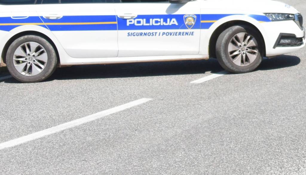 Kazenska ovadba proti Slovencu, ki je gradil v zaščitenem obalnem pasu na Krku