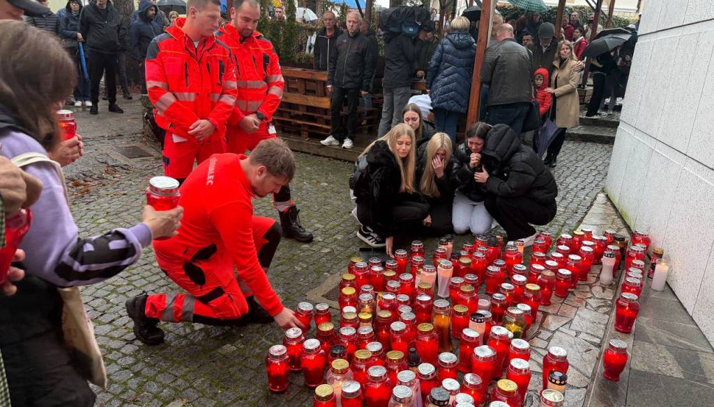 FOTO in VIDEO: FOTO in VIDEO: Množica se je prišla poslovit od Aleša Šutarja, ki je umrl, ko je branil sina