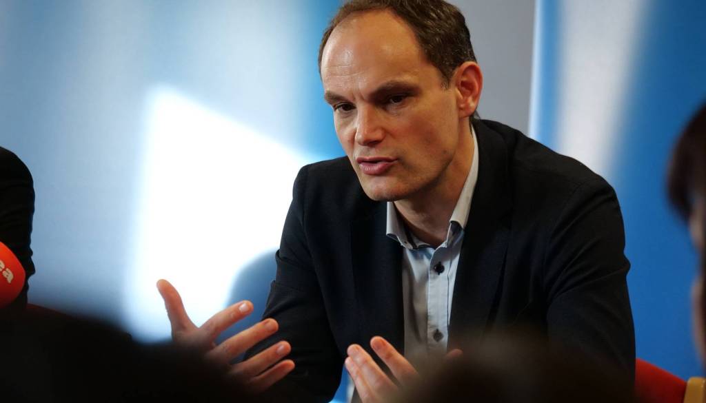 Po tragediji in odstopih ministrov Logar poziva k takojšnjim volitvam