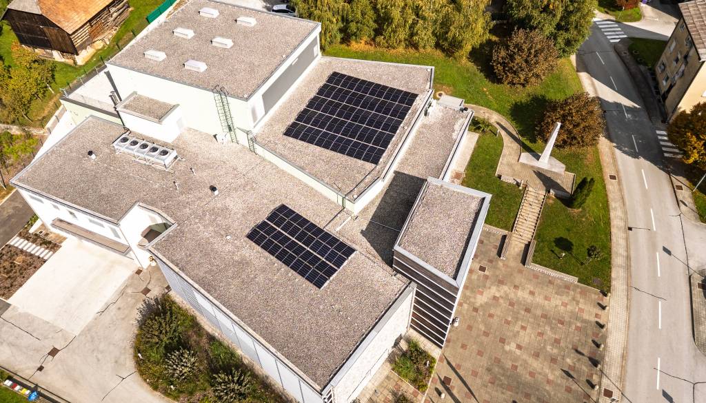 Na strehi Kulturnega centra Semič postavljena sončna elektrarna