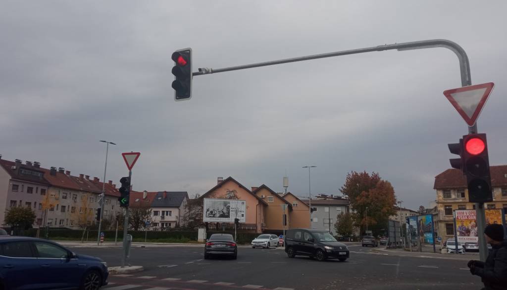 Nevarno križišče Topniške in Linhartove po protestu manj nevarno, občina pojasnjuje