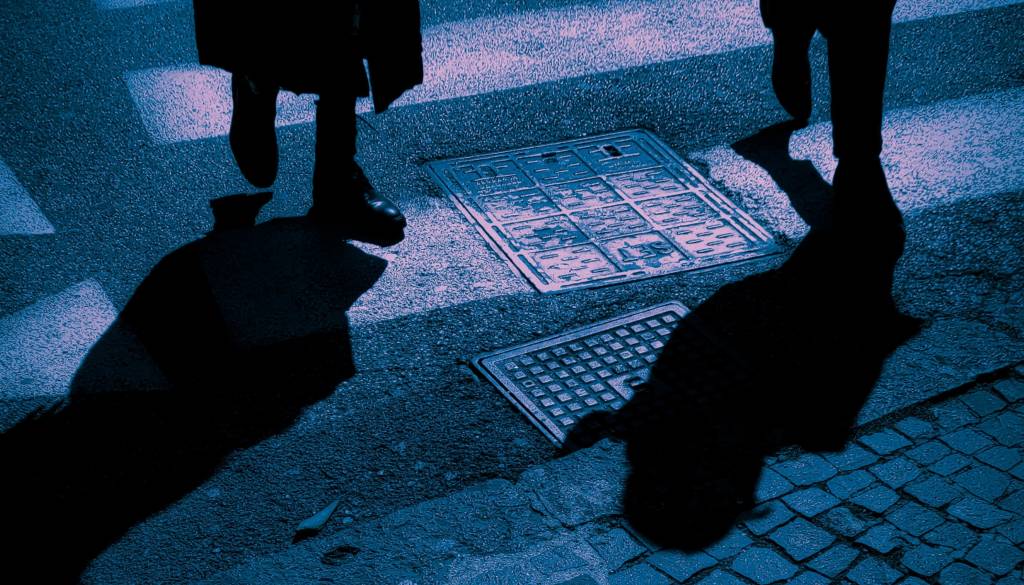 Trojica se je v Mariboru izdajala za mladoletno dekle, moškega zvabili na srečanje in ga nato oropali