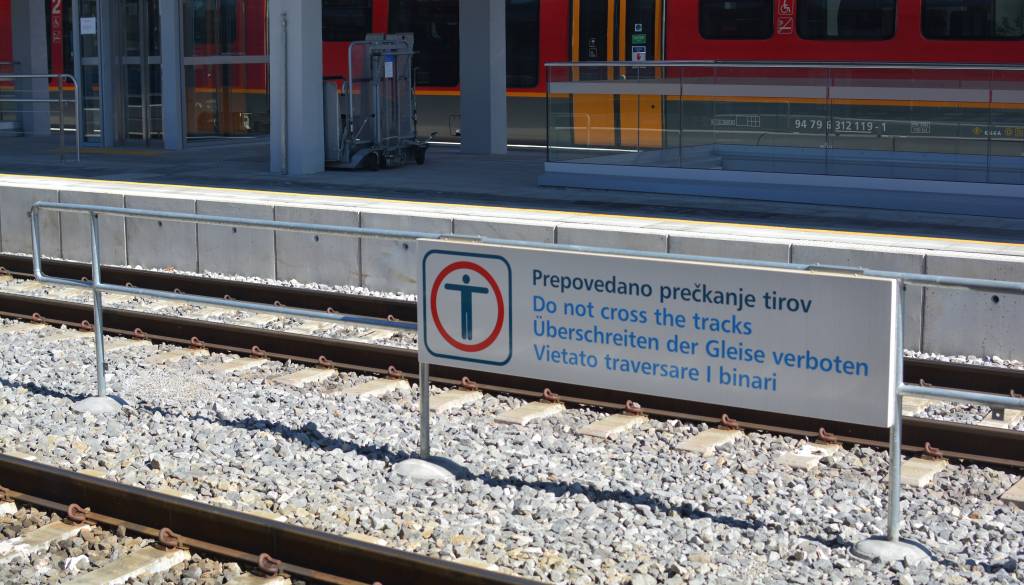 Tragična nesreča na železniških tirih: Vlak povozil žensko, ta na kraju umrla