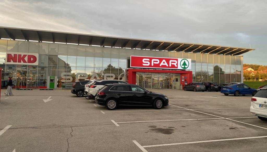 Stanovalci ostali brez parkirišča, dnevna parkirnina 50 evrov. Spar odgovarja, zakaj ...