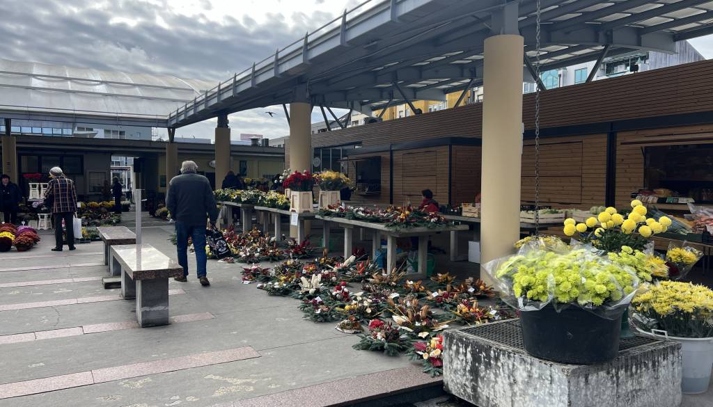 FOTO: Prodaja sveč in aranžmajev na Soboški tržnici se je že začela, ponudnikov okoli 30