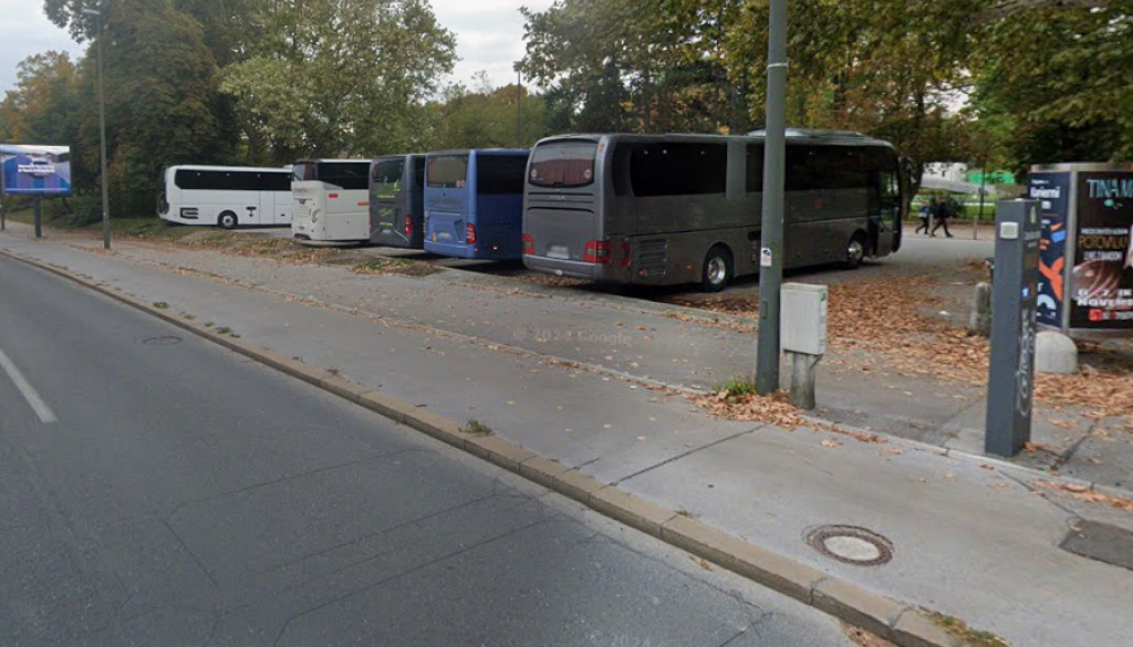 Prometni kaos pri Tivoliju: avtobusi še naprej povzročajo zastoje in nevarnost za pešce