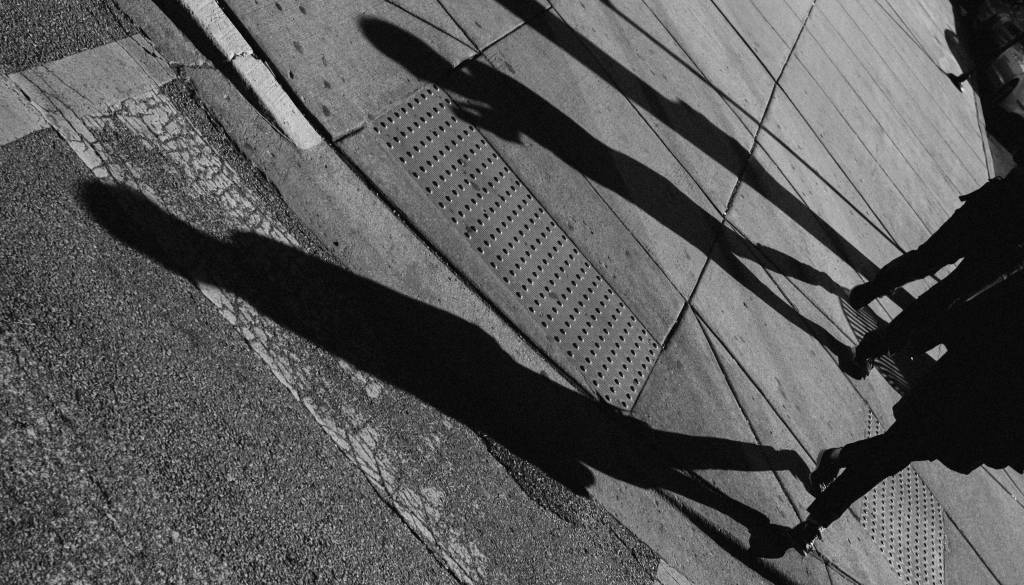 Izdajali so se za mladoletno dekle, moškega zvabili na srečanje in z njim fizično obračunali ter ga oropali