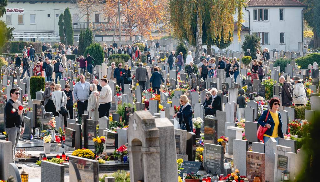 Ne spreglejte! V Mariboru med prazniki v okolici pokopališč posebni prometni režimi