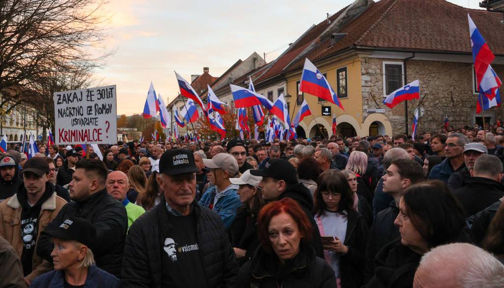V ŽIVO: Protestniki zavzeli jedro Novega mesta, zbrala se je večtisočglava množica