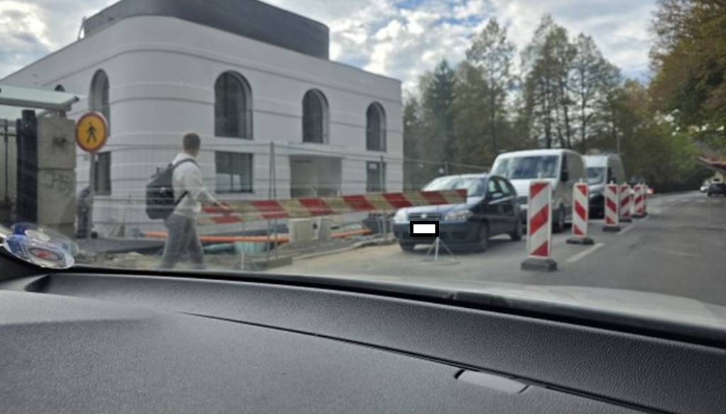 Zapora na začetku Ceste 27. aprila povzroča gnečo in nevarnost za pešce – občina pojasnjuje