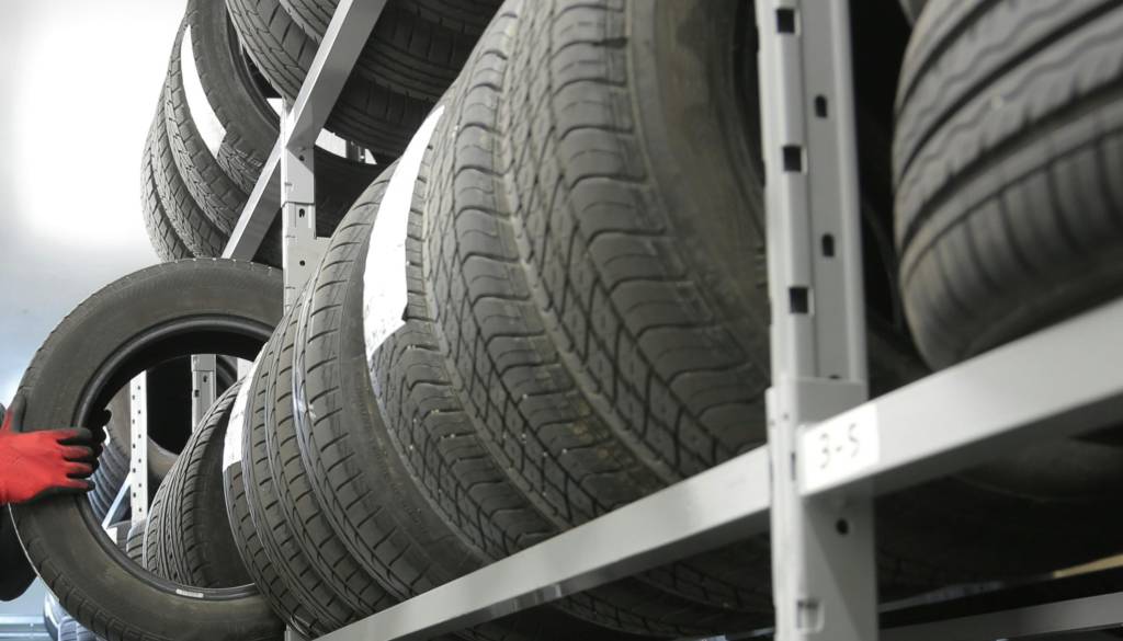 Tatovi ukradli večje število pnevmatik, mariborski policisti ujeli mladoletnika s šestimi škatlami petard