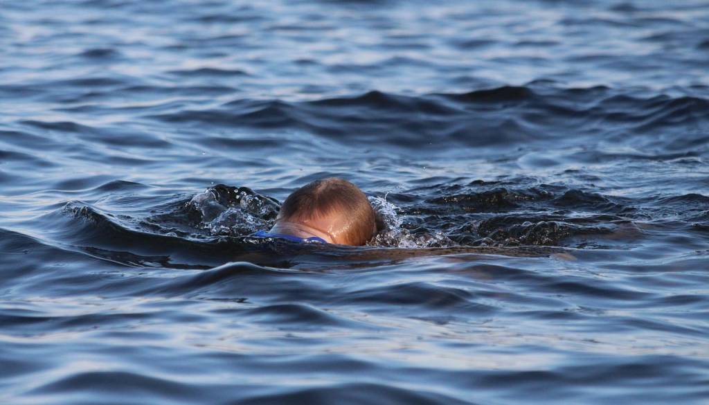 Na Hrvaškem grozil s podvodno puško, poškodoval ljudi in povzročil več tisoč evrov škode
