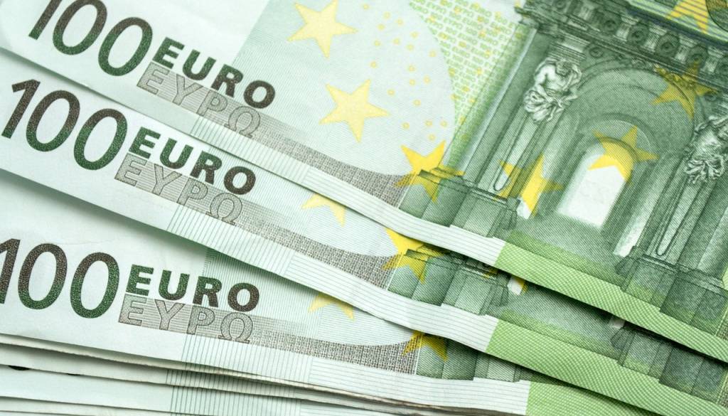 Na Štajerskem krožili ponarejeni sto evrski bankovci: Policija razkrila skupino ponarejevalcev denarja