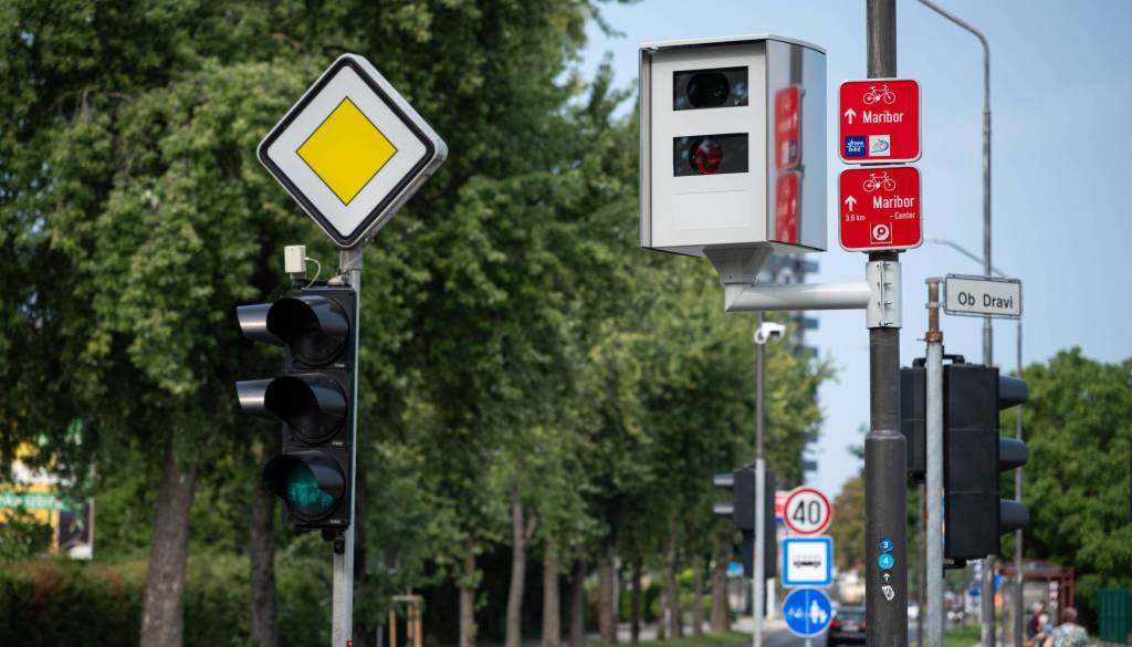 Polnjenje proračuna ali izboljšanje varnosti? Mariborska občina pojasnjuje usodo zaradi radarjev pobranih glob