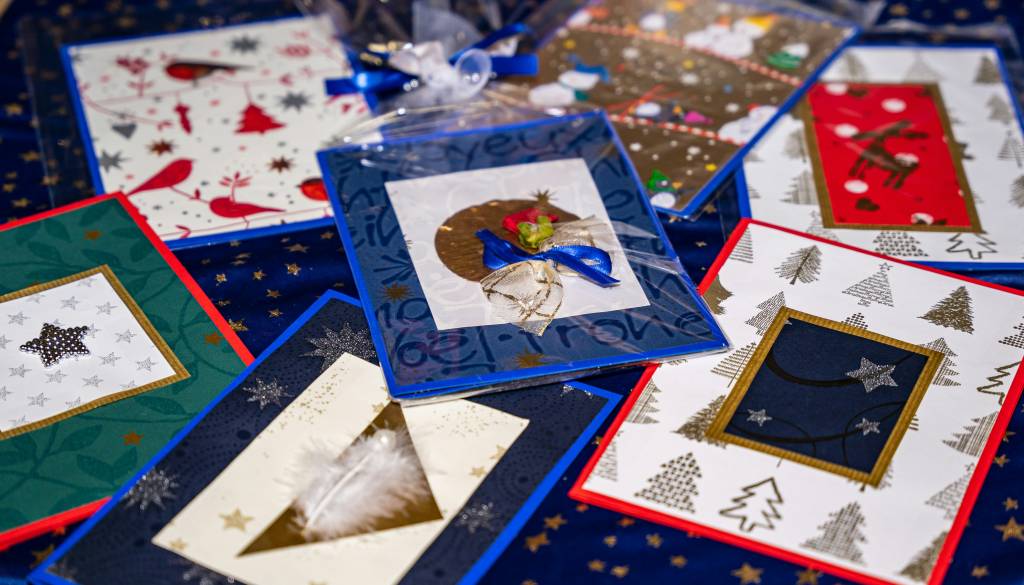 Imate ustvarjalno žilico? Mladinski center Maribor vabi mlade k oblikovanju novoletnih voščilnic