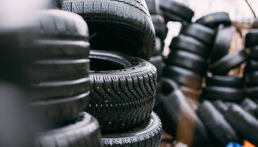 Na Ptuju tatovi ukradli večje število pnevmatik