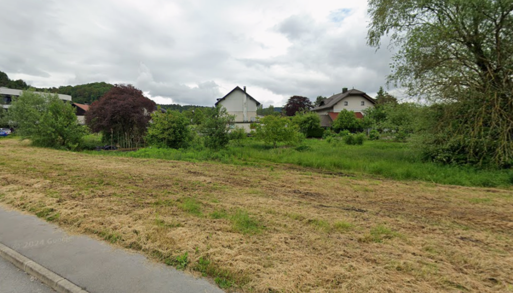 Župan pojasnil, zakaj na zemljišču ob Dolenjski železnici ne bo novega igrišča