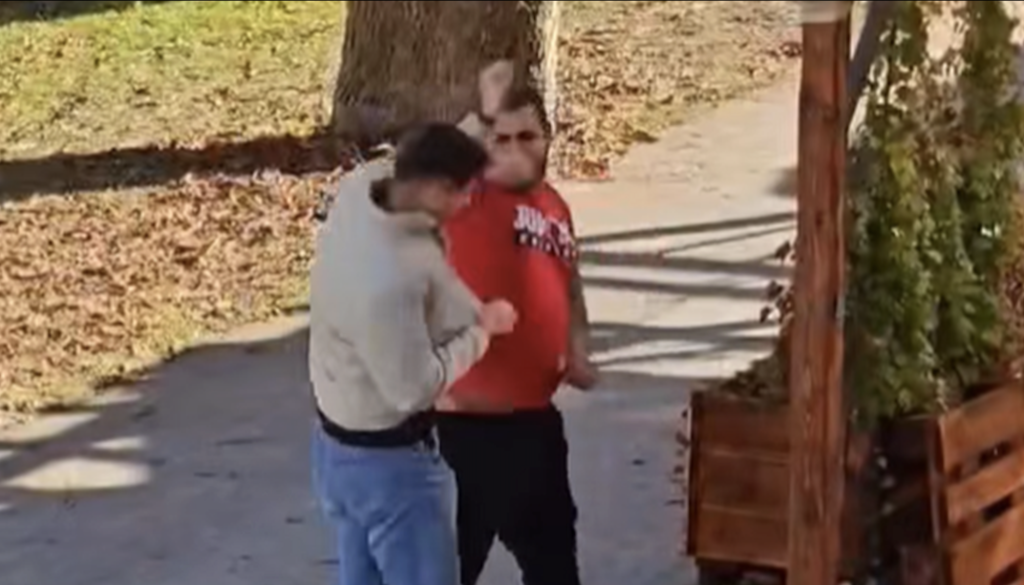 VIDEO: Takšna usoda je doletela nasilneža, ki je občanu v Novem mestu prisolil zaušnico