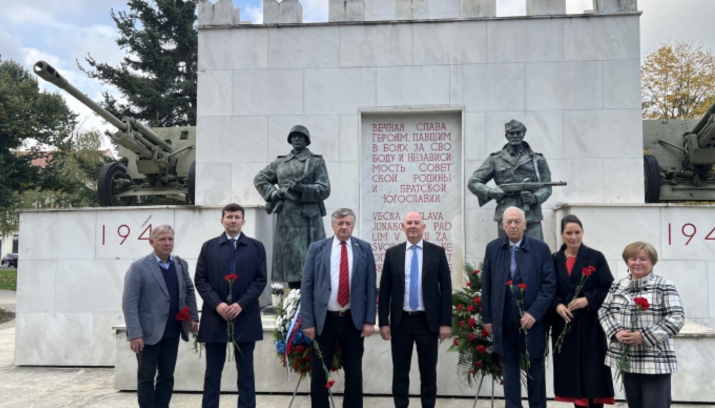 Pred spomenikom zmage položili venec 