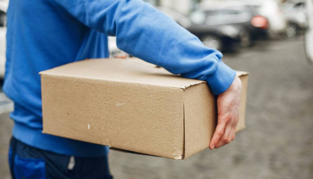 Skrivnosten paket z belim prahom prestrašil starejšo žensko