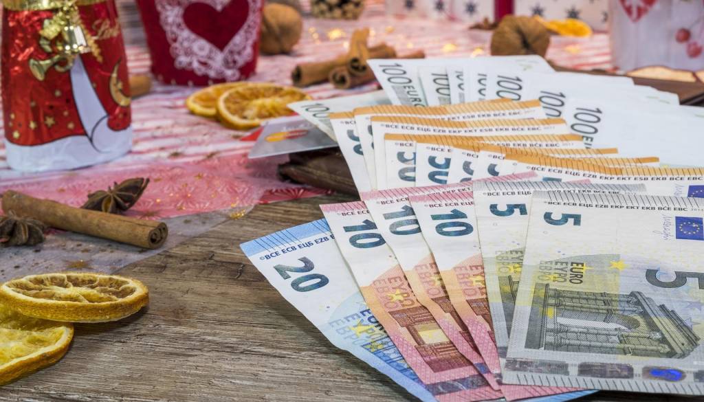 Vlada potrdila božičnico v višini polovice minimalne plače