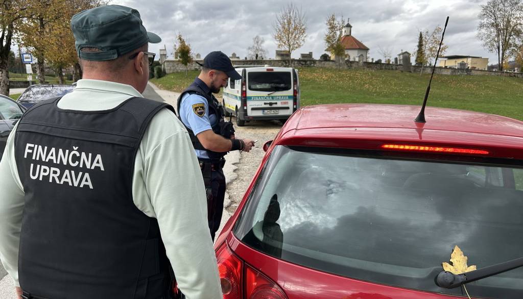 Policisti in Furs v nadzor pri naselju Brezje: Ustavili voznika, ki ima za več kot 10.000 evrov neplačanih kazni