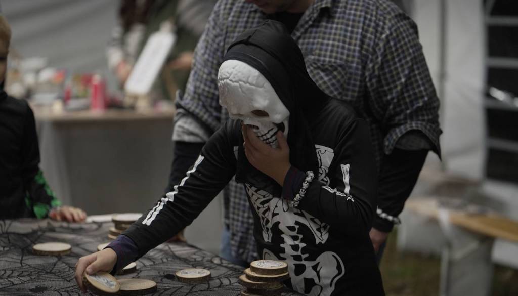 FOTO: Metle so pripravljene, na Goričkem že vre od čarovniške energije