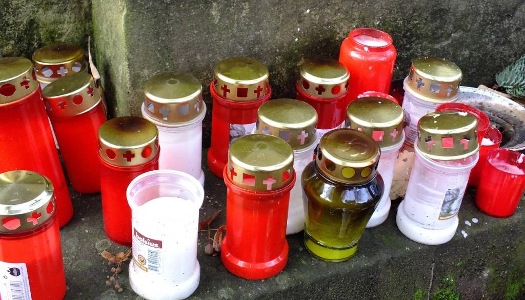 Pred dnevi spomina na mrtve: sveč je manj, a spoštovanje ostaja